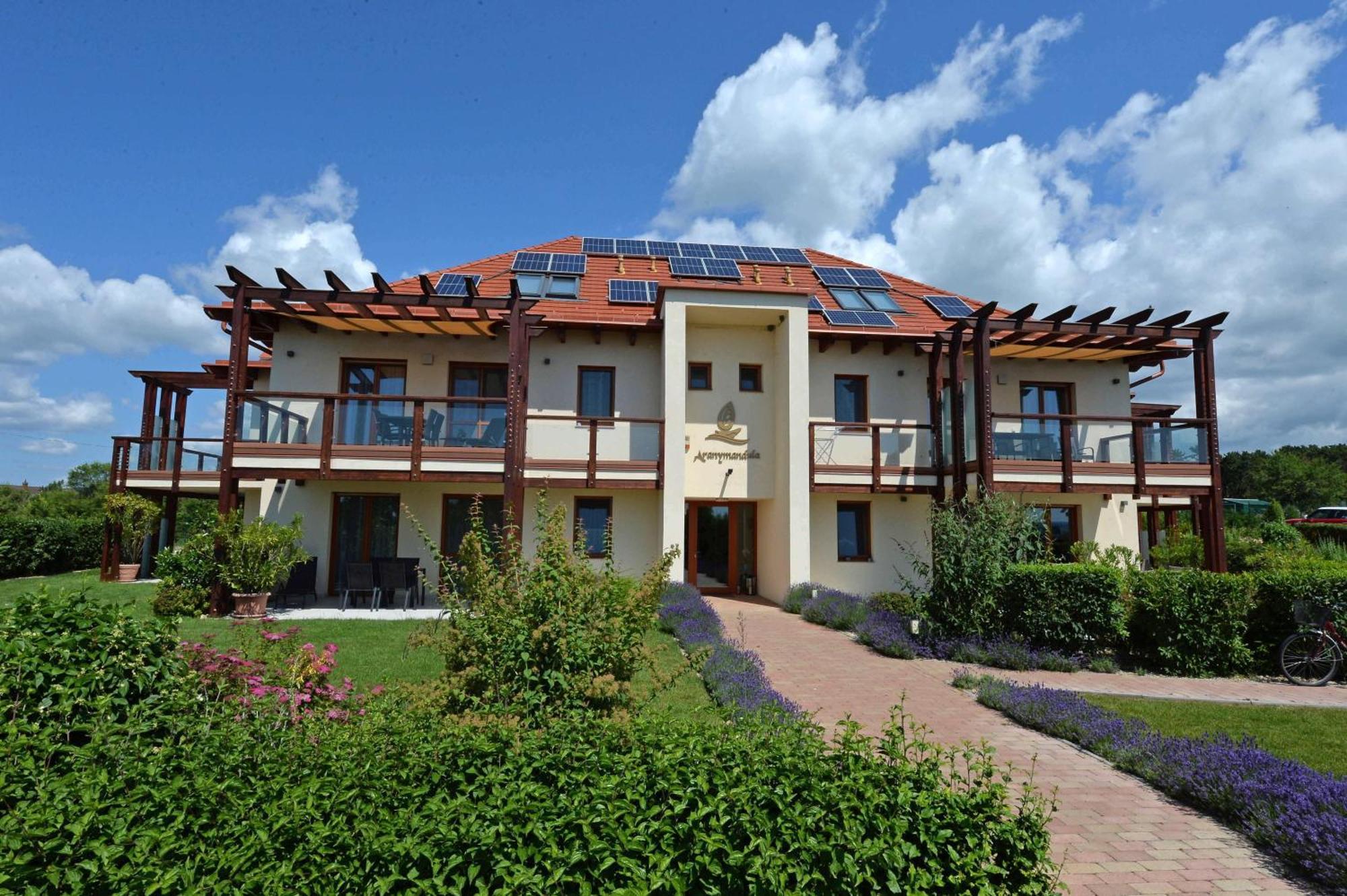 Aranymandula Apartmanok Balatonakali Esterno foto